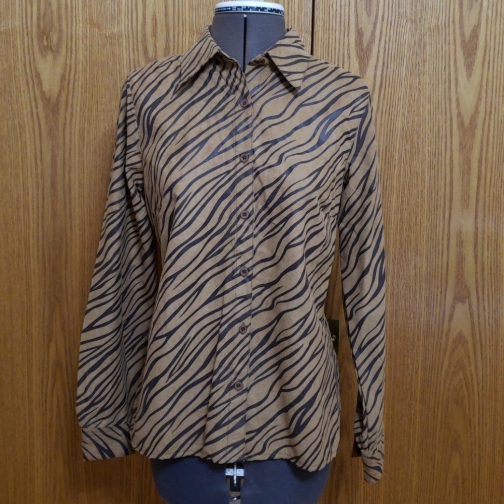 NWT Washable Suede Animal print top (Ladies Small)